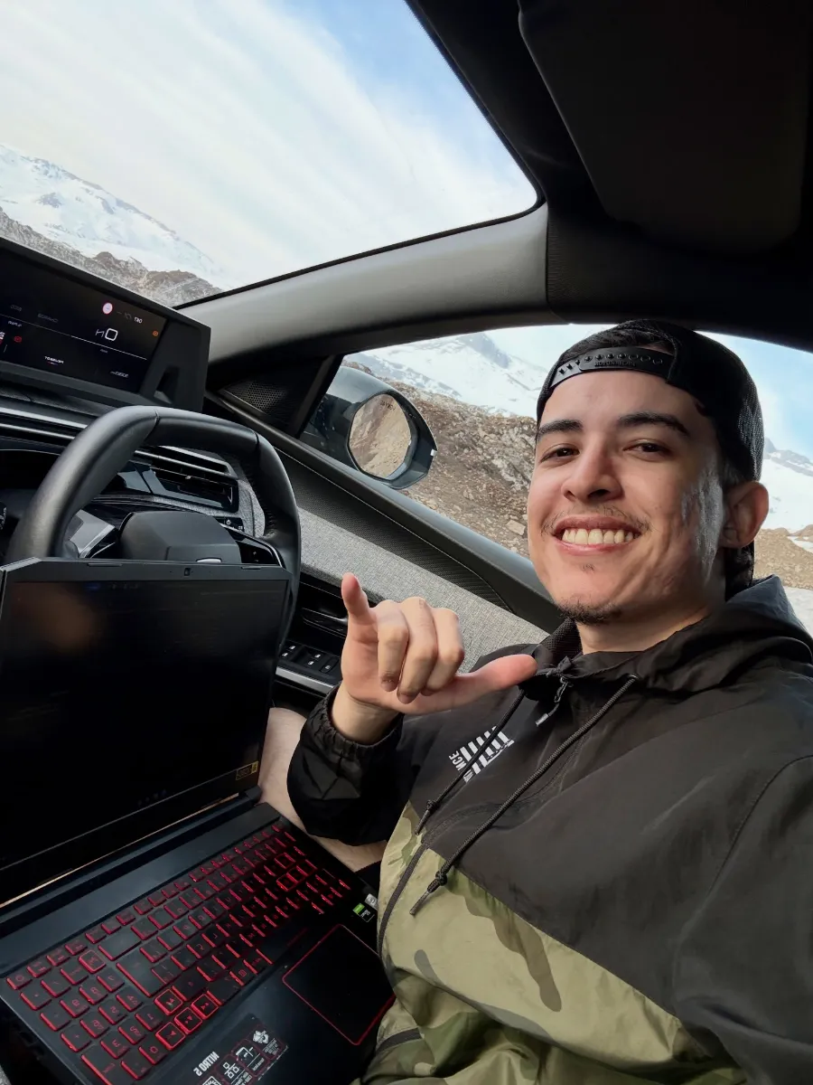 Willian Dutras trabalhando no notebook dentro do carro